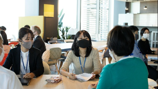 【就活支援金2000円プレゼント！】食品、生活用品、医療・医薬、電子機器など様々な分野で活きる「包む」技術！ DXやスマートファクトリーを通じてメーカーの未来を担う仕事の魅力に迫る座談会