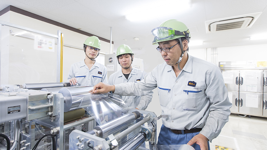 【化学メーカー×機電・化工】 プラスチックのパイオニア企業で自身の専門性を活かして働こう！ 化学メーカーだからこそ得られるやりがいについて語ります！ 機電・化工系出身の先輩社員と直接話せる特別座談会