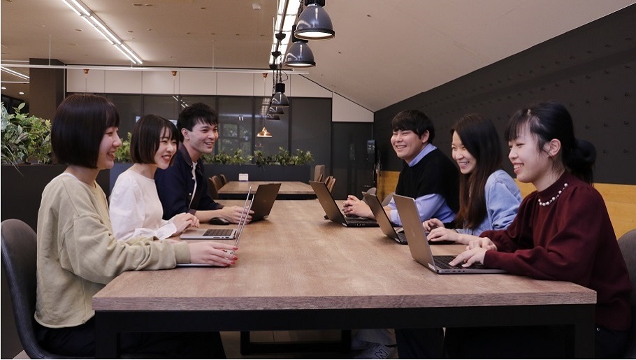 ◆1月内定！早期選考ルート確約◆日本のプロダクトを世界に発信するITプラットフォームを開発！業務時間の20%は好きな勉強や研究に使えるユニークな制度も！若手社員が活躍するアップガレージITソリューション事業部の秘密に迫る座談会